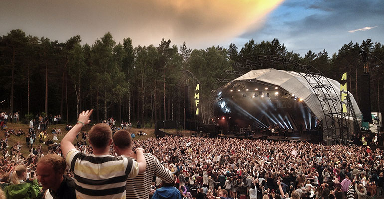 Glastonbury festival- crowds gather to watch performance