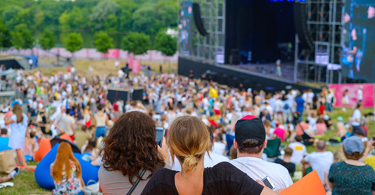 Splendour in the Grass- crowds sit on the grass watching festival